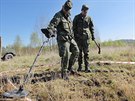Vojáci provádí i podpovrchový przkum s detektorem kov do hloubky piblin 30...