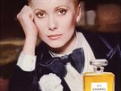 Francouzská herečka Catherine Deneuve v reklamě na parfém Chanel No. 5 v...