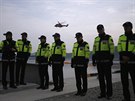 Jihokorejtí policisté v pístavu Dindo ekají na zprávy od záchraná...