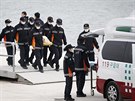 Záchranái nakládají dalí tlo obti nehody jihokorejského trajektu. Do úterý...