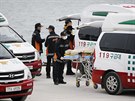 Záchranái v jihokorejském pístavu Dindo nakládají dalího mrtvého pasaéra z...