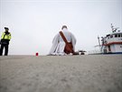 V jihokorejském pístavu Dindo se za obti nehody modlí mnich.