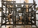 Unikátní píklad kováského umu - vní hodinový stroj, který leel 65 let ve...