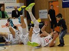 Basketbalisté Dína slaví výhru nad Opavou.