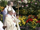 Pape Frantiek pichází na Svatopetrské námstí ve Vatikánu, aby odslouil