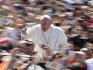 Pape Frantiek mává poutníkm pi svém píjezdu na velikononí mi na