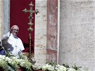 Pape Frantiek pronáí tradiní poehnání Urbi et Orbi na Svatopetrském
