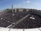 Zaplnné Svatopetrské námstí ve Vatikánu sledovali papeovu velikononí mi. 