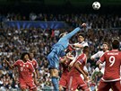 NAD HLAVAMI. Branká Bayernu Manuel Neuer boxuje balon, který piletl do jeho