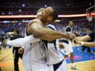 Basketbalisté Dallasu slaví trojku Vince Cartera, kterou v poslední vtein