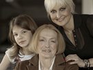RODINA POD LUPOU: Barbara Nesvadbová s dcerou Bibianou a maminkou Libuší /...
