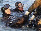 Potápi hledají lidi uvznné lidi v potopeném jihokorejském trajektu. ance,...