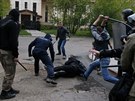 Prorutí separatisté napadli jednoho z demonstrant za jednotu Ukrajiny...