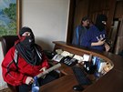 Prorutí aktivisté pronikli do sídla regionální vlády (Luhansk, 29. dubna 2014).
