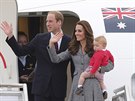 Princ William, jeho manelka Kate a princ George pi odletu z Canberry (25....