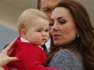 Princ George s maminkou Kate ped odletem z Canberry (25. dubna 2014)