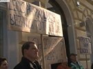 Manifestace na podporu Lucie ilhánové ped rádiem Evropa 2 (25. dubna 2014)