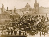 Historický snímek ukazuje rozbitý Karlův most po povodni v roce 1890