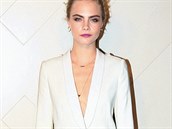 Supermodelka Cara Delevingne v blm obleku Burberry v nsk anghaji