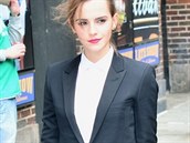 Herečka Emma Watsonová v dámském smokingu Saint Laurent
