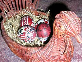 Vajíka jsou nejdíve obarvena ve slupce od ervené cibule (namíchané i s...