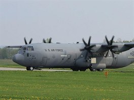 Americk transportn letoun C-130 Hercules na polsk zkladn wiedwin