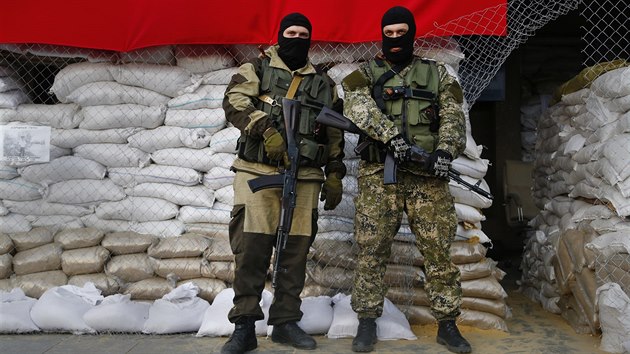 Prorut ozbrojenci ped obsazenmi budovami ve Slavjansku (21. dubna 2014)