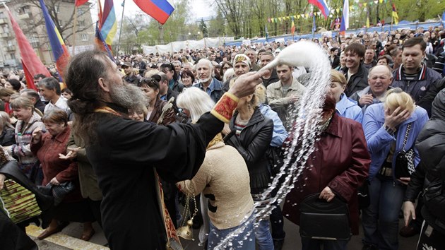 Pravoslavn knz ehn davu stoupenc Ruska v Luhansku (21. dubna 2014)