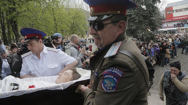 Pohřeb proruských radikálů, kteří zahynuli při víkendové přestřelce u Slavjansku (22. dubna 2014)