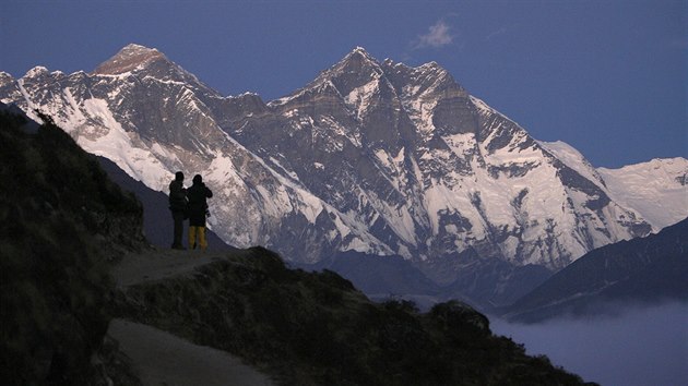 Horolezci se kochaj pohledem na Mount Everest.