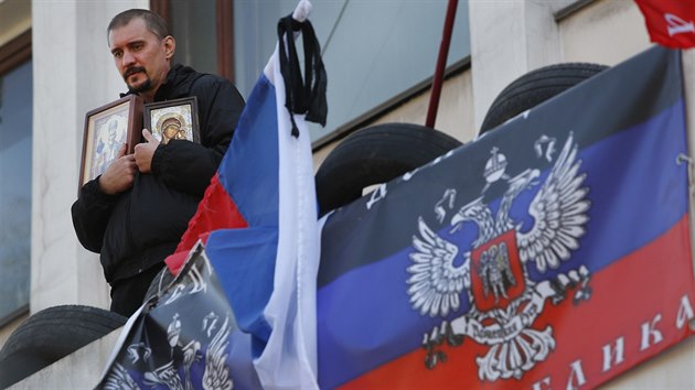Stoupenec Ruska v obsazen radnici v Mariupolu (20. dubna 2014)