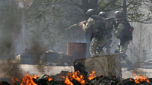Ukrajinsk bezpenostn sloky na pedmst Slavjansku (24. dubna 2014)