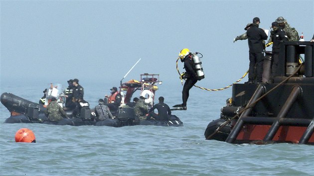 Korejští potápěči se snaží probourat stěnami kajut a objevit další oběti tragického neštěstí (24. dubna 2014)