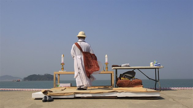 Buddhistick mnich se modl za obti lodnho netst (24. dubna 2014)