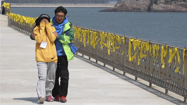 Korejci truchlí za své blízké, kteří zemřeli při tragédii trajektu Sewol (24. dubna 2014)