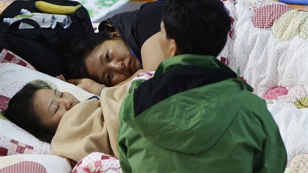 Korejci truchl za sv blzk, kte zemeli pi tragdii trajektu Sewol (24. dubna 2014)