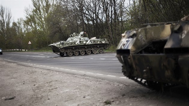 Pslunci ukrajinskch bezpenostnch sil hldkuj u Slavjansku (25. dubna...