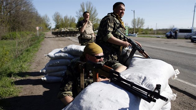 Příslušníci ukrajinských bezpečnostních sil hlídkují u Slavjansku (25. dubna 2014)