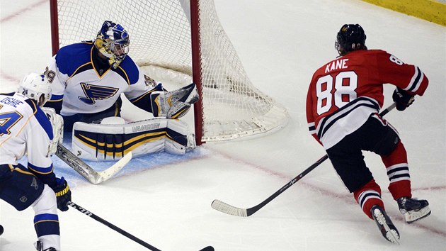 Patrick Kane z Chicaga stl branku ve tvrtm duelu proti St. Louis.