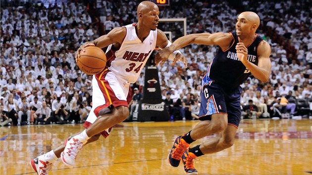 Ray Allen (vlevo) v beckm souboji s Geraldem Hendersonem.