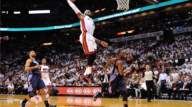 Hvzda Miami LeBron James a jeho poveden sme v souboji s Charlotte.