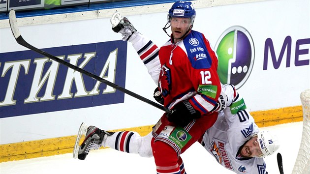 TVRD NRAZ. Hokejist Lva a Magnitogorsku (bl)  v estm finle KHL neetili drazem.
