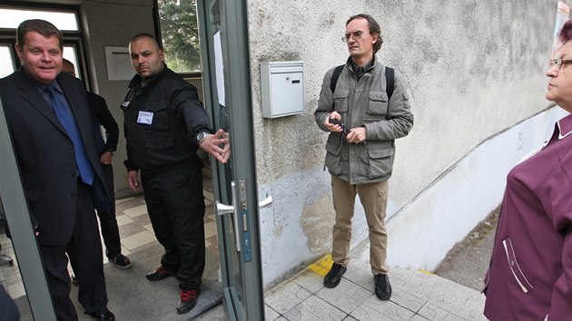 Libor Leno (ve dvech) z krajskho odboru kolstv v ter rno vysvtloval lidem, pro je uilit zaven. Uitele Patrika Grygara (vpravo) do koly nepustili. (22. 4. 2014)