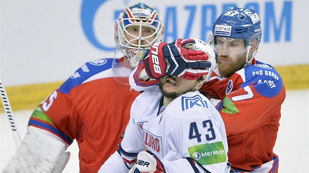 PROVOKATR. esk tonk Jan Kov z Magnitogorsku ve finle KHL proti Lvu asto otravuje ped brankou. Tady ho za to potrestal obrnce Jakub Nakldal.