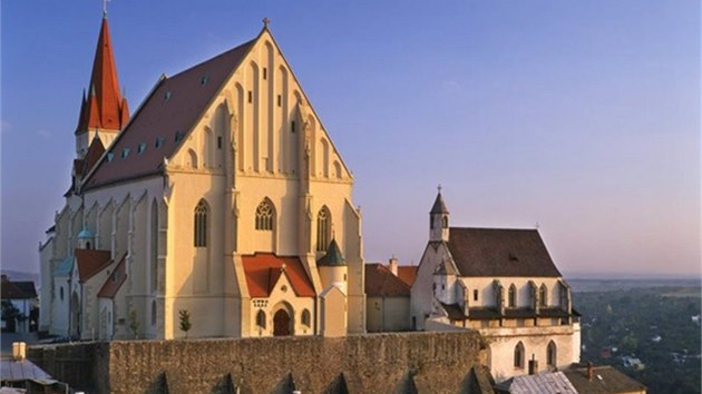 Průčelí kostela sv. Mikuláše ve Znojmě nejlépe uvidíte z hradního areálu