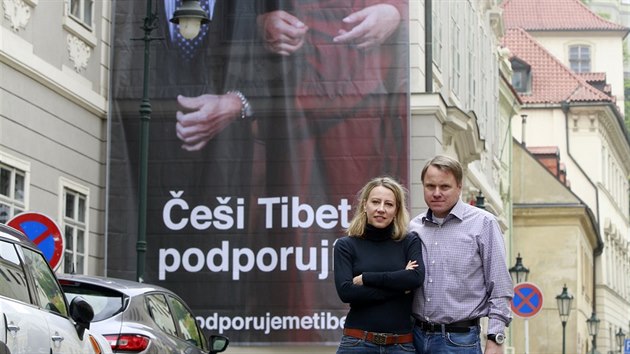 Martin Bursík a Kateřina Jacques vyvěsili ve Sněmovní ulici bilboard na podporu Tibetu (29.4. 2014)