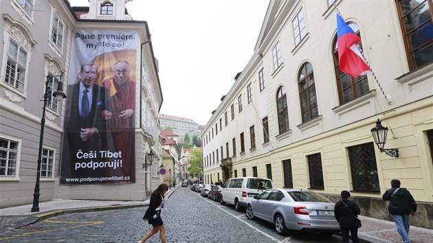 Martin Bursík a Kateřina Jacques vyvěsili ve Sněmovní ulici bilboard na podporu Tibetu (29.4.2014)