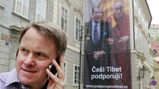 Martin Bursík a Kateřina Jacques vyvěsili ve Sněmovní ulici bilboard na podporu Tibetu (29.4.2014)
