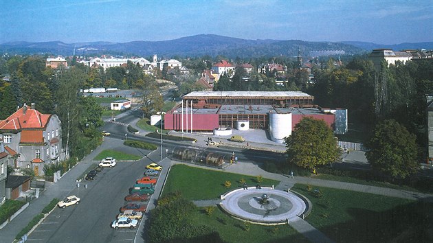 Pvodní podoba plaveckého stadionu na snímku z roku 1991.