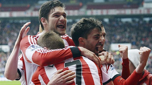 PROMĚNĚNÁ PENALTA. Fotbalisté Sunderlandu se radují z gólu Fabia Boriniho, jenž skóroval do sítě Cardiffu.